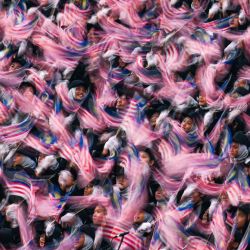Escolares malasios ondean banderas nacionales durante la conmemoración de la independencia de la Federación Malaya del dominio británico en 1957. | Foto:Mohd Rasfan / AFP