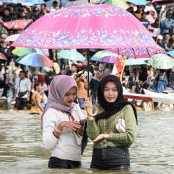 Espectadores presencian el festival de carreras de lanchas Pacu Jalur en el río Kuantan, en la regencia de Kuantan Singingi, provincia de Riau, Indonesia. | Foto:Wahyudi / AFP