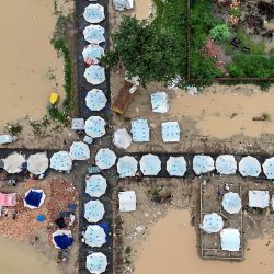 Esta vista aérea muestra refugios improvisados construidos para las personas afectadas por las inundaciones en Chung, provincia de Punjab, Pakistán. Casi medio millón de personas han sido desplazadas por las inundaciones en el este de Pakistán tras días de fuertes lluvias que desbordaron los ríos, informaron los servicios de socorro, mientras realizaban una gran operación de rescate. | Foto:AAMIR QURESHI / AFP
