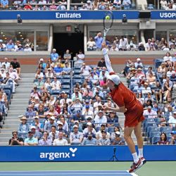 Imagen de Jannik Sinner sirviendo la pelota durante el partido de la segunda ronda de individuales masculinos entre Jannik Sinner, de Italia, y Alexei Popyrin, de Australia, en el campeonato de tenis US Open 2025, en Nueva York, Estados Unidos. | Foto:Xinhua/Li Rui