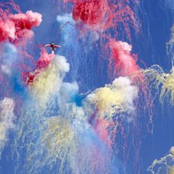 Imagen de miembros del equipo acrobático Halcones de Rumanía realizando una presentación con aviones Extra-330 durante el Salón Aeronáutico Internacional de Bucarest 2025, celebrado en el aeródromo de Baneasa, en Bucarest, Rumanía. Más de 100 aviones civiles y militares, así como más de 200 pilotos y paracaidistas, participan en la 15 edición del BIAS, el mayor salón aeronáutico de Rumanía. | Foto:Xinhua/Cristian Cristel