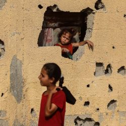 Imagen de niñas palestinas desplazadas vistas en el área costera de la Ciudad de Gaza. | Foto:Xinhua/Rizek Abdeljawad