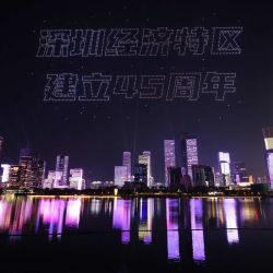 Imagen de un espectáculo de luces con drones puesto en escena para conmemorar el 45 aniversario de la zona económica especial de Shenzhen, en Shenzhen, en la provincia de Guangdong, en el sur de China. | Foto:Xinhua/Mao Siqian