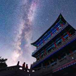 Imagen de una pareja observando la Vía Láctea y las estrellas Altair y Vega en ambos lados, en el poblado de Jinshan, en la ciudad de Fujin de la provincia de Heilongjiang, en el noreste de China. | Foto:Xinhua/Qu Yubao