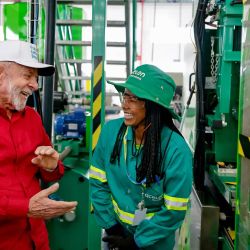 Imagen proveída por el Palacio de Planalto del presidente brasileño, Luiz Inácio Lula da Silva, realizando un recorrido por las instalaciones del Centro de Tecnología e Innovación Agroindustrial de la empresa Acelen Renováveis, en el estado de Minas Gerais, Brasil. | Foto:Xinhua/Ricardo Stuckert/Palacio de Planalto