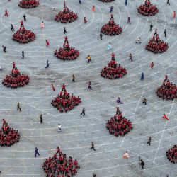 Imagen tomada con un dron de la presentación de estudiantes de la Escuela de Artes Marciales Shaolin Tagou durante la celebración del Día Internacional del Boxeo organizada por la Asociación Internacional de Boxeo, en Dengfeng, en Zhengzhou, en la provincia de Henan, en el centro de China. | Foto:Xinhua/Li Jianan