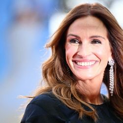 La actriz estadounidense Julia Roberts asiste a la alfombra roja de la película "After the Hunt", presentada fuera de concurso en el 82º Festival Internacional de Cine de Venecia, en el Lido de Venecia. | Foto:Tiziana Fabi / AFP