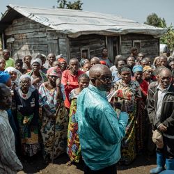 Repatriados congoleños de Kimoka se reúnen para una sesión informativa antes de la visita del Alto Comisionado de las Naciones Unidas para los Refugiados, Filippo Grandi, a un campamento en Sake, al este de la República Democrática del Congo. | Foto:Jospin Mwisha / AFP