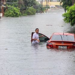 Un automóvil es visto parcialmente sumergido en el agua de la inundación en una calle durante una fuerte lluvia, en Ciudad Quezon, Filipinas. | Foto:Xinhua/Rouelle Umali