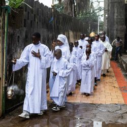 Un monaguillo agita un incensario durante la procesión que conduce a la misa dominical en la parroquia de San Agustín de Taouyah, en Conakry, Guinea. | Foto:Patrick Meinhardt / AFP