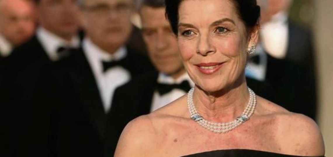 Ese beso memorable entre Lady Diana y Carolina de Mónaco que volvió invisible (más que nunca) al príncipe Carlos