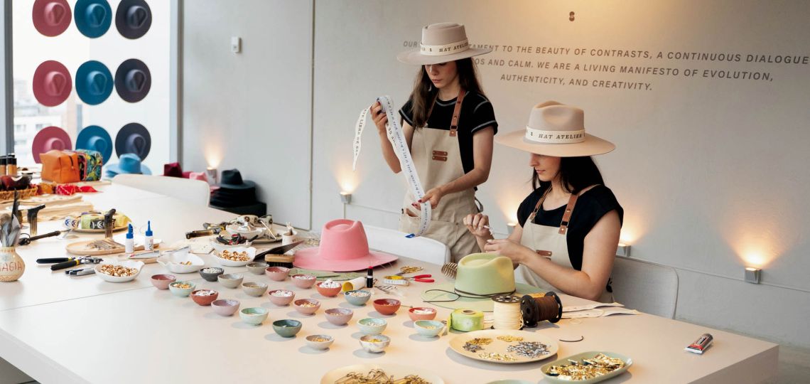 Andrea Agudelo, la colombiana que crea sombreros con conciencia y alma latinoamericana