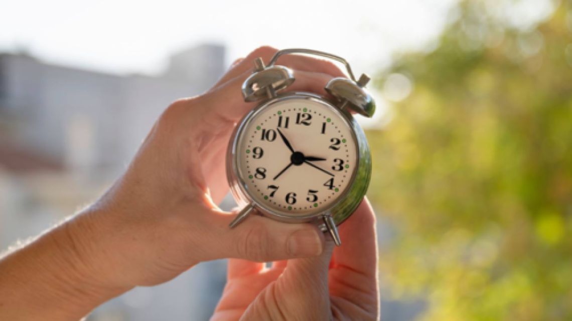 Chile cambia su huso horario y adelanta una hora de su reloj Perfil