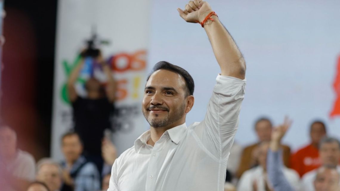 Juan Pablo Valdés celebrates victory in Corrientes.
