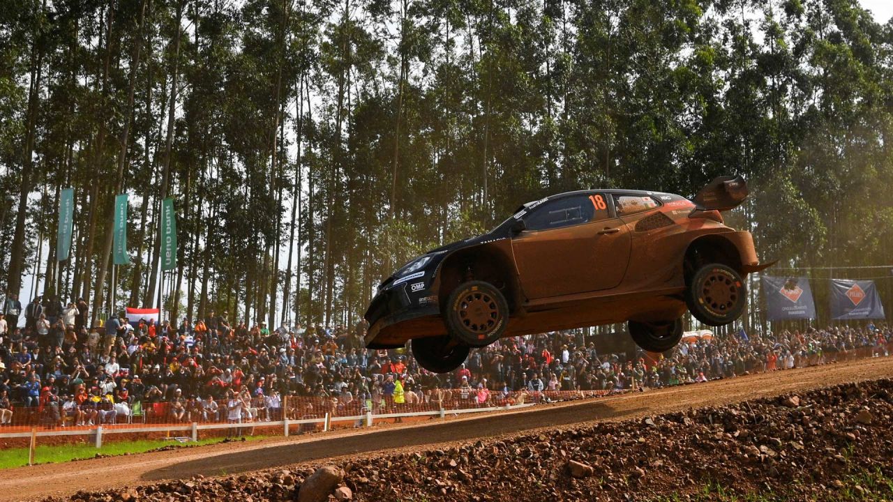 El piloto japonés Takamoto Katsuta y su copiloto irlandés Aaron Johnston compiten en su Toyota GR Yaris Rally1 durante la etapa de Trinidad del Rally Paraguay, décima etapa del Campeonato Mundial de Rally de la FIA (WRC), en Trinidad, cerca de Encarnación, Paraguay. | Foto:LUIS ROBAYO / AFP
