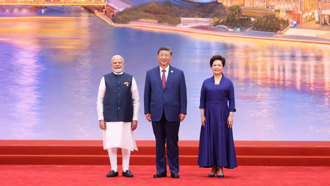 El presidente chino, Xi Jinping y su esposa, Peng Liyuan, posan para una fotografía grupal con el primer ministro indio, Narendra Modi, en el Centro de Convenciones y Exposiciones de Meijiang, en Tianjin, en el norte de China. | Foto:Xinhua/Ding Haitao