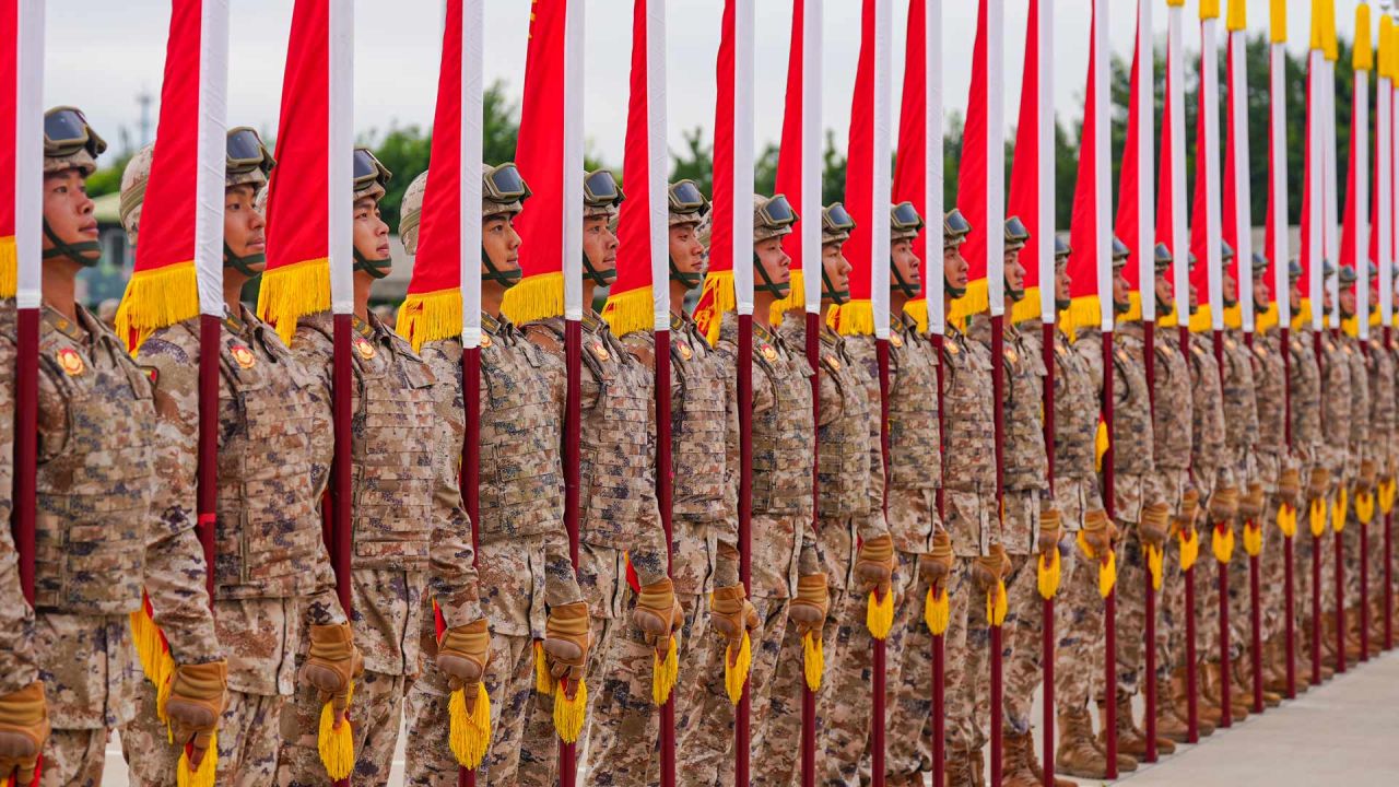 Imagen de participantes tomando parte en un entrenamiento para el próximo desfile militar del Día de la Victoria, en Beijing, capital de China. | Foto:Xinhua/Wang Huanbin