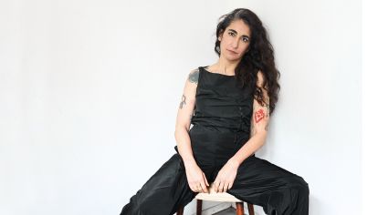 Detrás de cada personaje está ella, cruda, vital, sin artificios. Charo López no hace humor: lo respira. Actriz por vocación, comediante por instinto, repasa su carrera con una sinceridad feroz, donde la fama es un chiste intermitente y el éxito, apenas una reacción.
