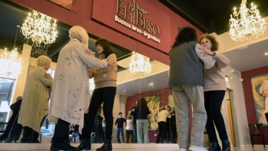 El tango como terapia: una estrategia innovadora en Buenos Aires para pacientes con Parkinson