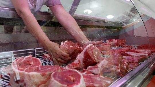 Para la Defensoría del Pueblo la inflación no fue peor en agosto porque bajó la carne