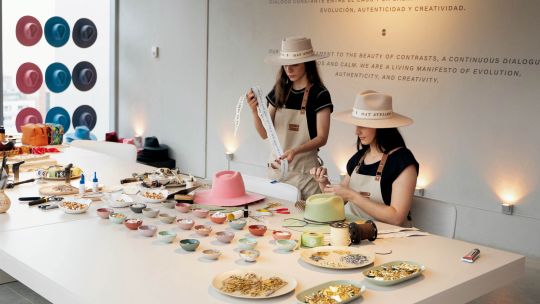 Andrea Agudelo, la colombiana que crea sombreros con conciencia y alma latinoamericana
