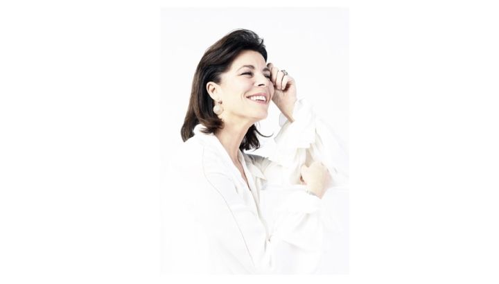 Carolina de Mónaco a sus 68 tiene las prendas ideales para el cambio de estación que favorecen cualquier figura