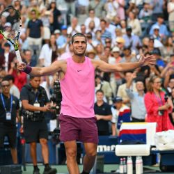 El español Carlos Alcaraz celebra tras ganar su partido de octavos de final individual masculino contra el francés Arthur Rinderknech en el octavo día del Abierto de Estados Unidos en el Centro Nacional de Tenis Billie Jean King de la USTA en la ciudad de Nueva York. | Foto:Angela Weiss / AFP