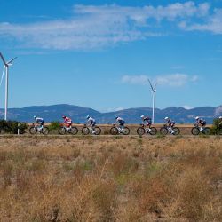 El pelotón pasa junto a aerogeneradores durante la octava etapa de la Vuelta a España, una carrera de 158 km entre Monzón Templario y Zaragoza. | Foto:Josep Lago / AFP