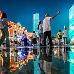 Imagen de personas disfrutando de la vista nocturna junto al río Haihe, en Tianjin, en el norte de China. | Foto:Xinhua/Du Penghui