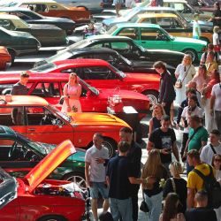 Imagen de visitantes observando automóviles en una exposición de automóviles antiguos, en Minsk, Bielorrusia. | Foto:Xinhua/Henadz Zhinkov