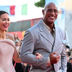 La actriz británica Emily Blunt y el actor y luchador estadounidense Dwayne Johnson asisten a la alfombra roja de la película "The Smashing Machine", presentada en competición en el 82.º Festival Internacional de Cine de Venecia, en el Lido de Venecia. | Foto:STEFANO RELLANDINI / AFP