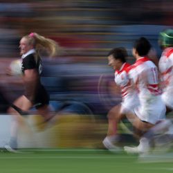 La ala neozelandesa Jorja Miller (izq.) anotó un try durante el partido del grupo C de la Copa Mundial de Rugby Femenina entre Nueva Zelanda y Japón en Sandy Park, Exeter, suroeste de Inglaterra. | Foto:Adrian Dennis / AFP