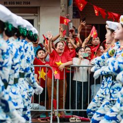 La gente aplaude a los soldados del Ejército Popular de Vietnam durante un desfile que conmemora el 80.º Día Nacional de Vietnam en Hanói. | Foto:An Pham / AFP