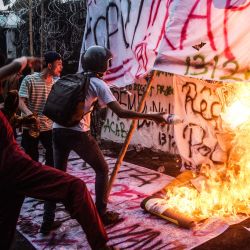 Manifestantes prendieron fuego a pancartas mientras gritaban consignas durante una protesta exigiendo la reforma policial y la disolución del parlamento, en Bandung, Java Occidental, Indonesia. | Foto:TIMUR MATAHARI / AFP