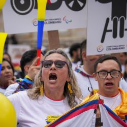 Personas participan durante una manifestación solicitando la revisión de los recursos asignados al sector deportivo, en la Plaza de Bolívar, en Bogotá, capital de Colombia. | Foto:Xinhua/Andrés Moreno