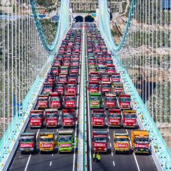 Vista aérea tomada con un dron de una prueba de carga del puente del Gran Cañón de Huajiang, en la provincia de Guizhou, en el suroeste de China. El puente del Gran Cañón de Huajiang, que se convertirá en el puente más alto del mundo, completó una prueba de carga esencial, previo a su apertura agendada para finales de septiembre. | Foto:Xinhua/Tao Liang