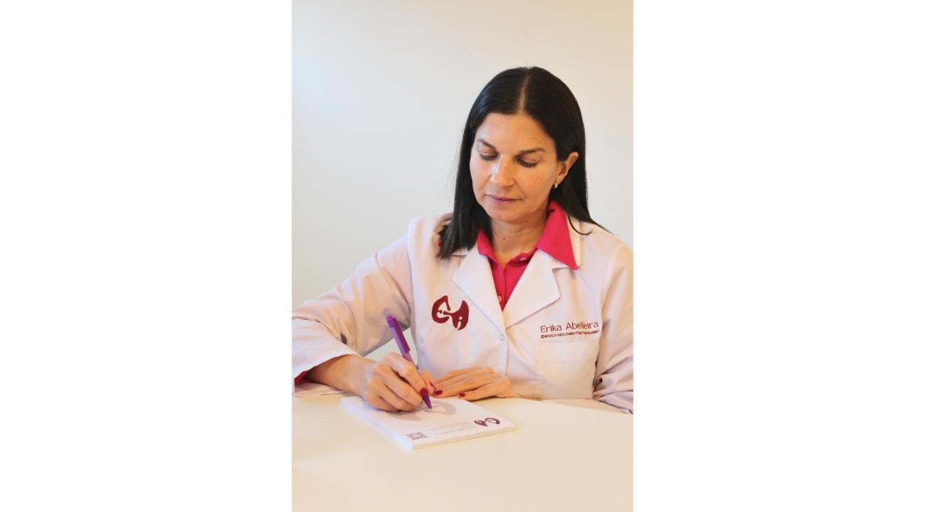Dra. Erika Abelleira: especialista en tiroides y salud endocrina con enfoque humano