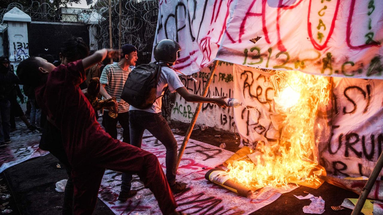 Manifestantes prendieron fuego a pancartas mientras gritaban consignas durante una protesta exigiendo la reforma policial y la disolución del parlamento, en Bandung, Java Occidental, Indonesia. | Foto:TIMUR MATAHARI / AFP