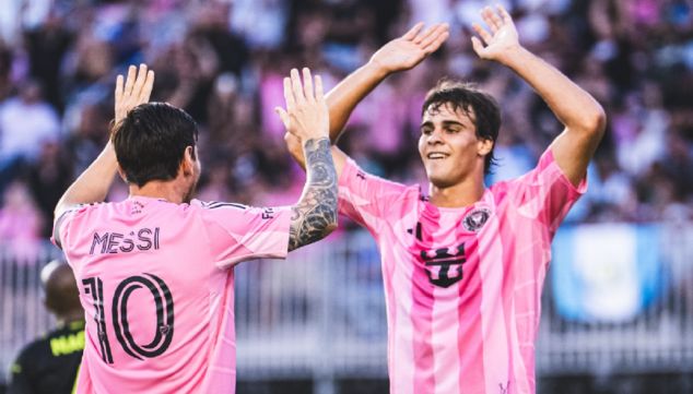 Lionel Messi y Benjamín Cremaschi
