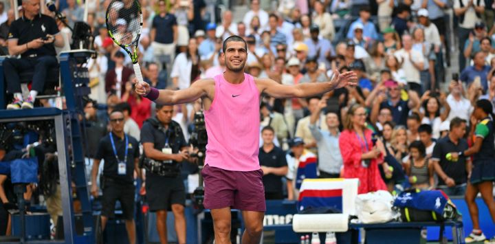 El español Carlos Alcaraz celebra tras ganar su partido de octavos de final individual masculino contra el francés Arthur Rinderknech en el octavo día del Abierto de Estados Unidos en el Centro Nacional de Tenis Billie Jean King de la USTA en la ciudad de Nueva York.