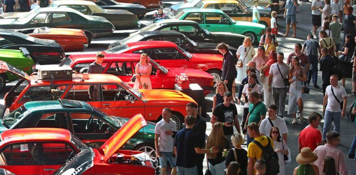 Imagen de visitantes observando automóviles en una exposición de automóviles antiguos, en Minsk, Bielorrusia.