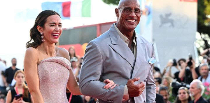 La actriz británica Emily Blunt y el actor y luchador estadounidense Dwayne Johnson asisten a la alfombra roja de la película "The Smashing Machine", presentada en competición en el 82.º Festival Internacional de Cine de Venecia, en el Lido de Venecia.