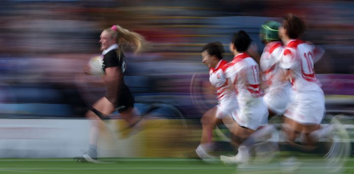 La ala neozelandesa Jorja Miller (izq.) anotó un try durante el partido del grupo C de la Copa Mundial de Rugby Femenina entre Nueva Zelanda y Japón en Sandy Park, Exeter, suroeste de Inglaterra.