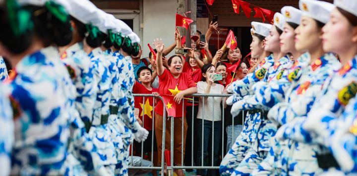 La gente aplaude a los soldados del Ejército Popular de Vietnam durante un desfile que conmemora el 80.º Día Nacional de Vietnam en Hanói.