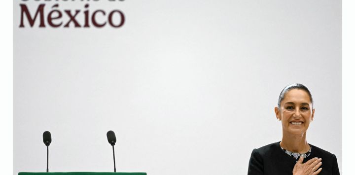 La presidenta de México, Claudia Sheinbaum, llega para su primer discurso sobre el Estado de la Nación en el Palacio Nacional de la Ciudad de México.
