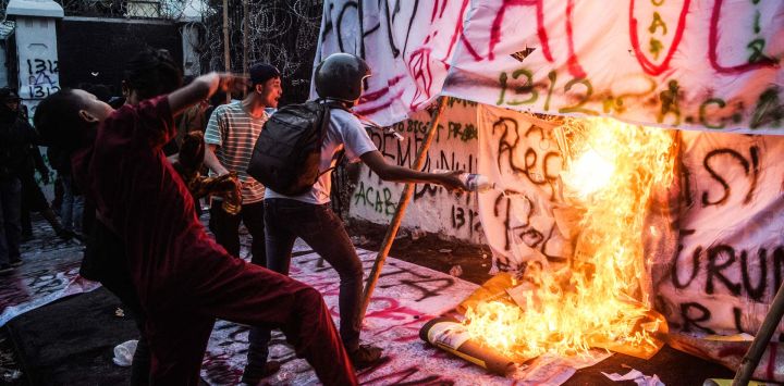 Manifestantes prendieron fuego a pancartas mientras gritaban consignas durante una protesta exigiendo la reforma policial y la disolución del parlamento, en Bandung, Java Occidental, Indonesia.