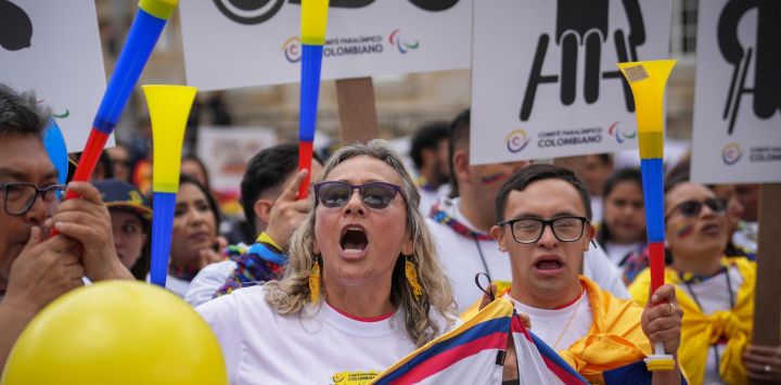 Personas participan durante una manifestación solicitando la revisión de los recursos asignados al sector deportivo, en la Plaza de Bolívar, en Bogotá, capital de Colombia.