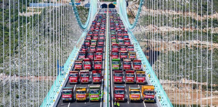 Vista aérea tomada con un dron de una prueba de carga del puente del Gran Cañón de Huajiang, en la provincia de Guizhou, en el suroeste de China. El puente del Gran Cañón de Huajiang, que se convertirá en el puente más alto del mundo, completó una prueba de carga esencial, previo a su apertura agendada para finales de septiembre.