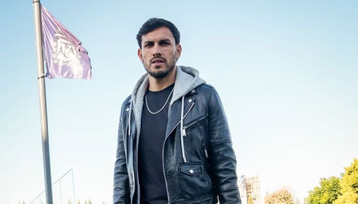 El look oversize de Leandro Paredes y el accesorio que lo une a Wanda Nara y Nicole Neumann 