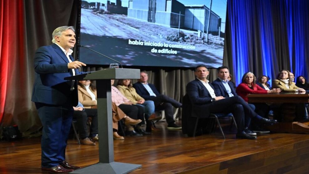 Siciliano junto a LLaryora y gran parte del gabinete